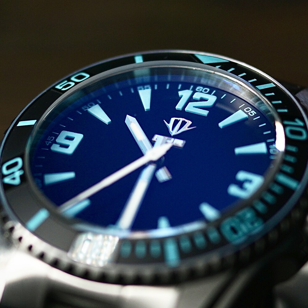 Nærbilde av PUR 1 med blå skive og keramisk bezel