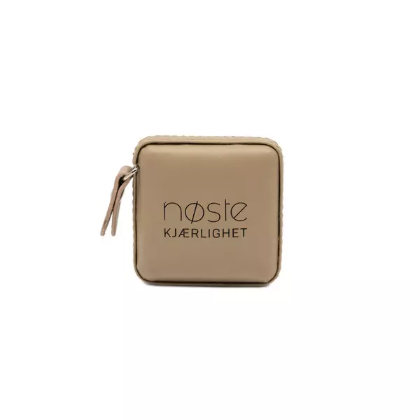 Målebånd, 1957, Brun, Nøstekjærlighet