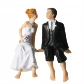 Brudepar sittende på kant