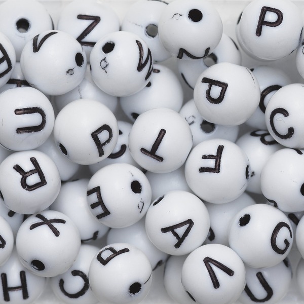 Runde Bokstavperler Sv/hvit (U)