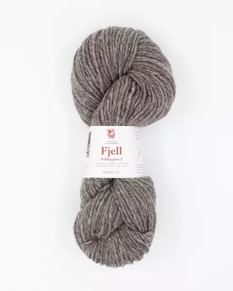 Hillesvåg: Fjell, 585, melert mellombrun