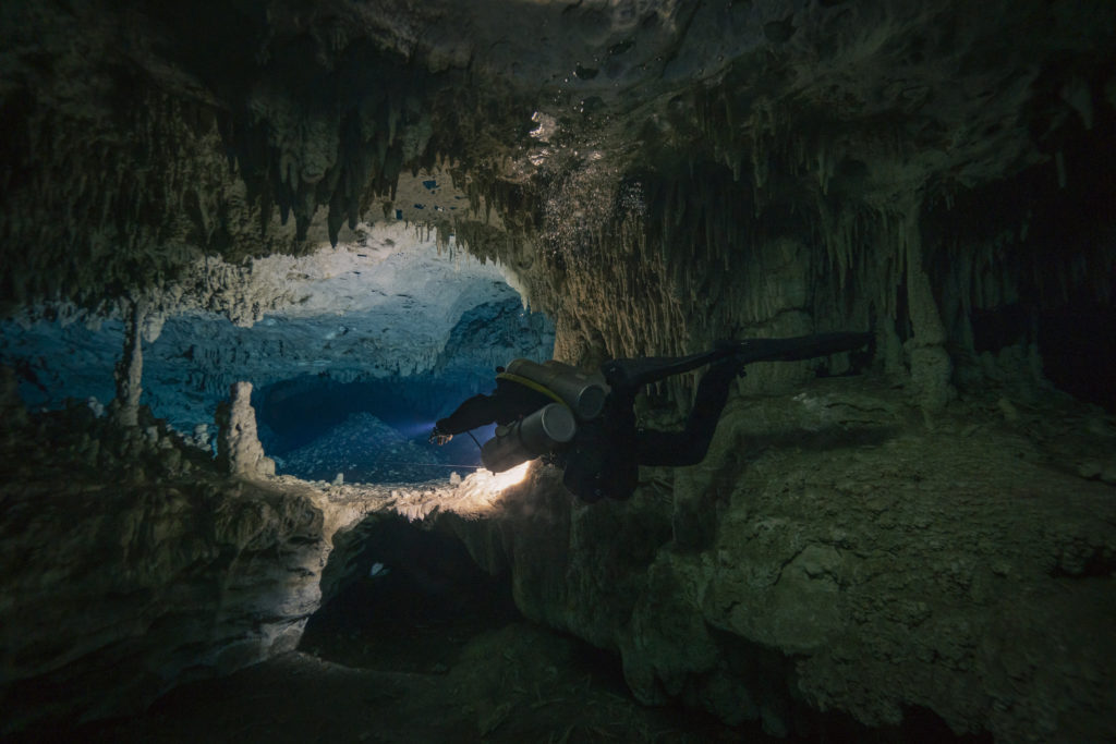 dykker under vann i grotten Dos Pisos