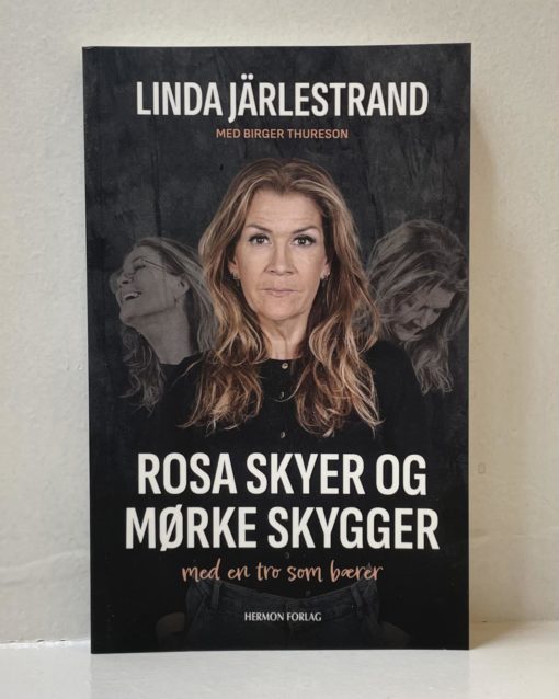 Rosa skyer og mørke skygger med en tro som bærer