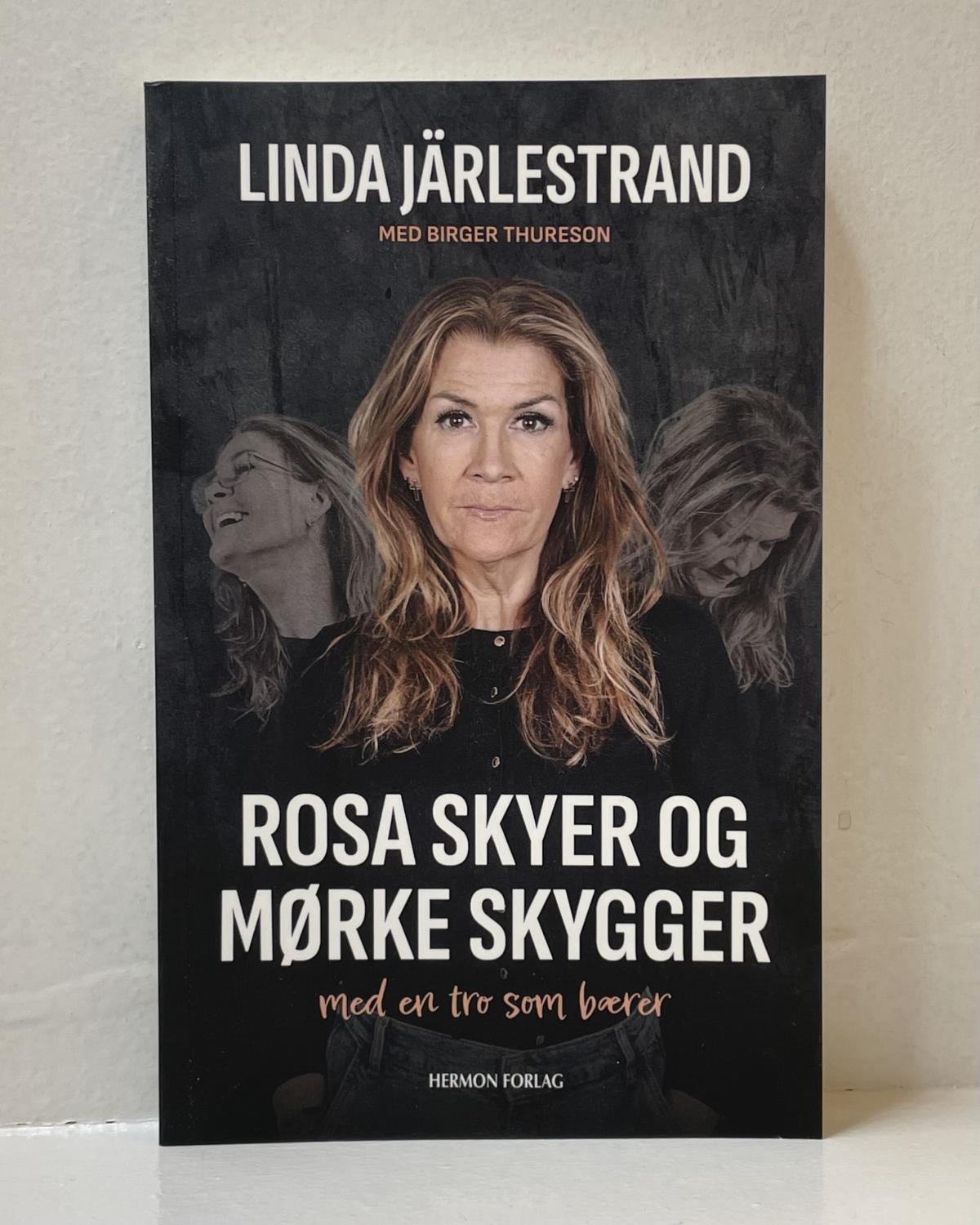 Rosa skyer og mørke skygger med en tro som bærer