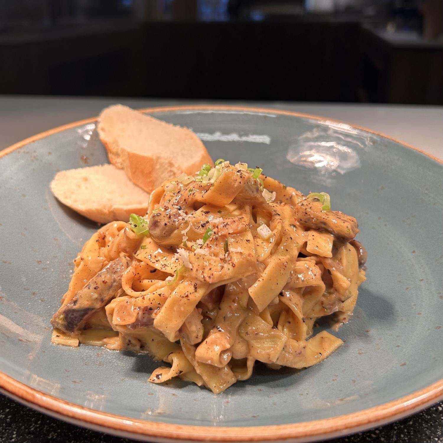 Tagliatelle med steinsoppsaus saus (V)